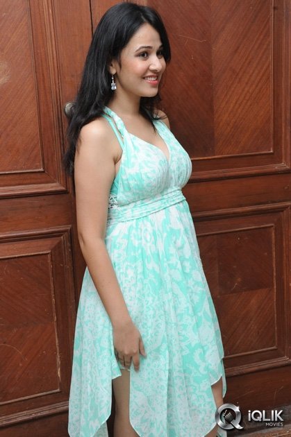 Nisha-Kothari-at-Chusinodiki-Chusinantha-Movie-Audio-Launch